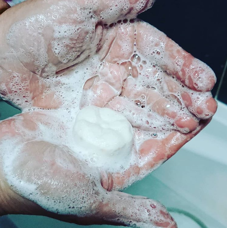 Mousse sur mains du shampoings solide